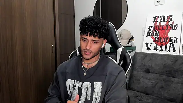 Snapshot of Alessandro_Vanni chatting on 09-29-25, 02:06 Alessandro Vanni online show from 09-29-25, 02:06