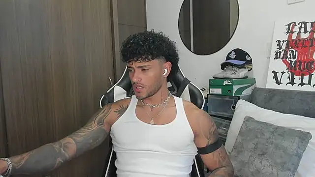 Snapshot of Alessandro_Vanni chatting on 09-30-25, 01:05 Alessandro Vanni online show from 09-30-25, 01:05