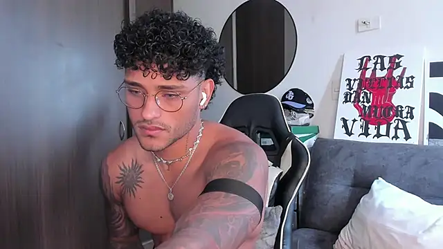 Snapshot of Alessandro_Vanni chatting on 10-02-25, 02:02 Alessandro Vanni online show from 10-02-25, 02:02