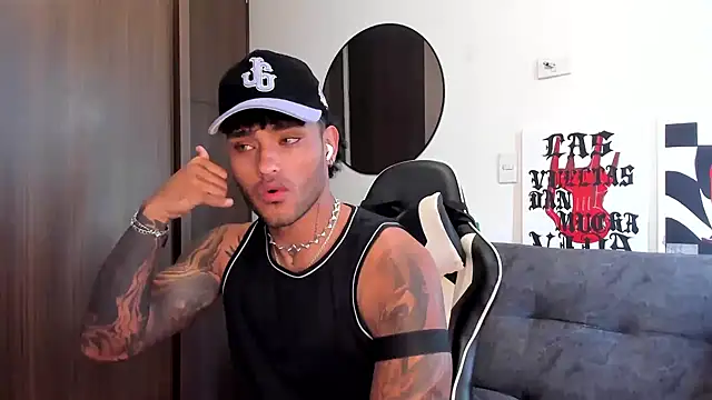 Snapshot of Alessandro_Vanni chatting on 10-09-25, 01:09 Alessandro Vanni online show from 10-09-25, 01:09