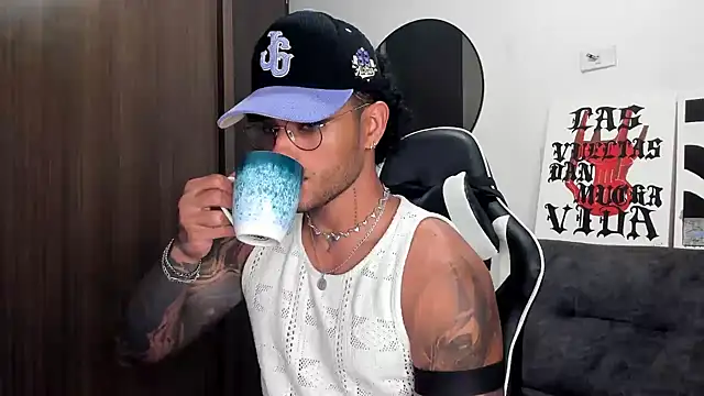 Snapshot of Alessandro_Vanni chatting on 10-10-25, 01:15 Alessandro Vanni online show from 10-10-25, 01:15