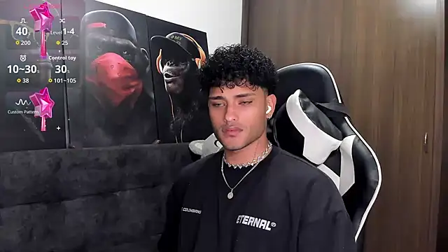 Snapshot of Alessandro_Vanni chatting on 10-21-25, 02:12 Alessandro Vanni online show from 10-21-25, 02:12