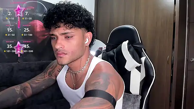 Snapshot of Alessandro_Vanni chatting on 10-22-25, 01:17 Alessandro Vanni online show from 10-22-25, 01:17