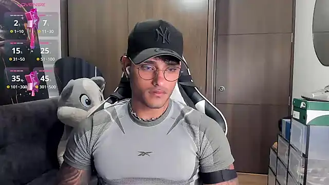 Snapshot of Alessandro_Vanni chatting on 10-28-25, 02:15 Alessandro Vanni online show from 10-28-25, 02:15