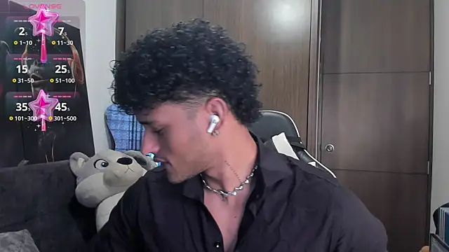 Snapshot of Alessandro_Vanni chatting on 10-31-25, 03:35 Alessandro Vanni online show from 10-31-25, 03:35