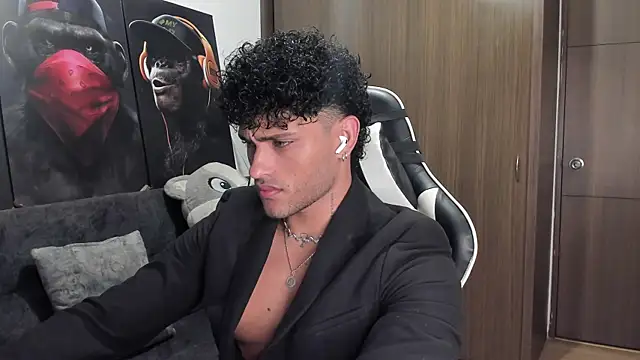 Snapshot of Alessandro_Vanni chatting on 11-18-25, 01:11 Alessandro Vanni online show from 11-18-25, 01:11