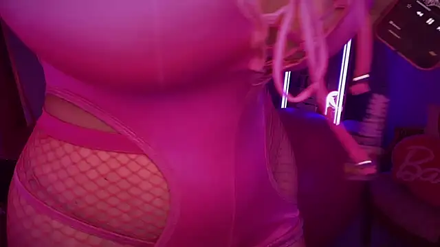 Snapshot of bimbotwerkqueen chatting on 09-27-25, 12:04 bimbotwerkqueen online show from 09-27-25, 12:04