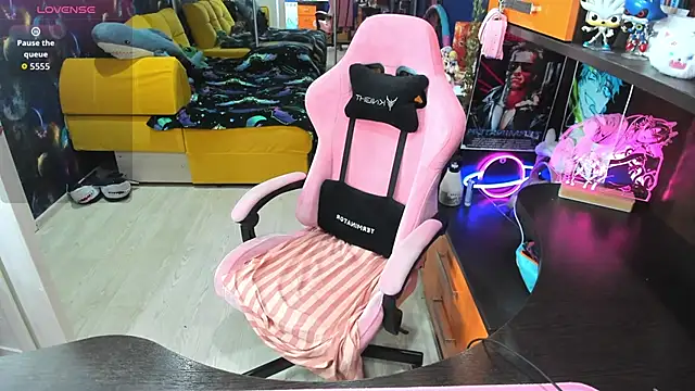 Softie Sofy online show from 12-16-25, 01:32