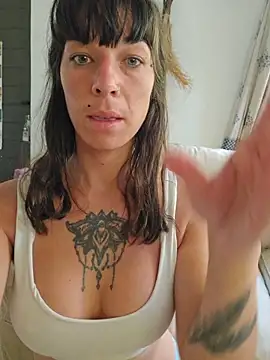 Snapshot of TassiTyne chatting on 12-22-25, 10:12 TassiTyne online show from 12-22-25, 10:12