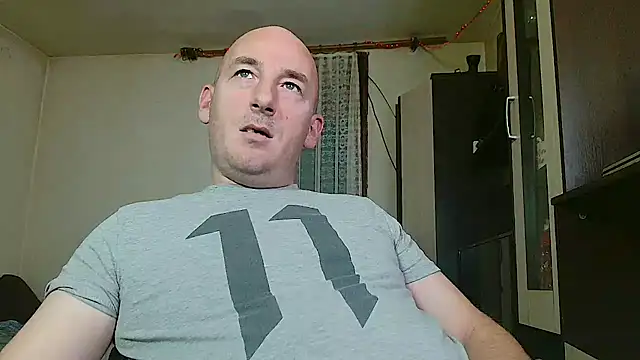 Snapshot of Johan___Barker chatting on 12-29-24, 04:30 Johan Barker online show from 12-29-24, 04:30