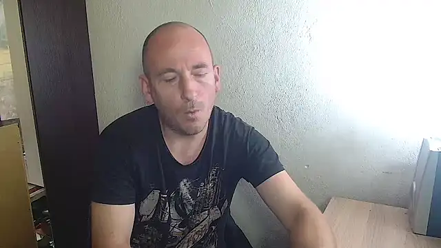 Snapshot of Johan___Barker chatting on 11-08-25, 01:11 Johan Barker online show from 11-08-25, 01:11