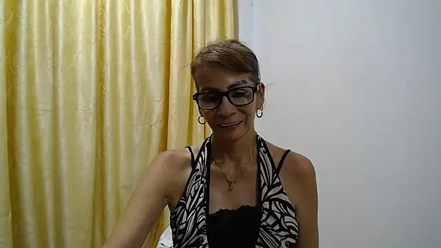 Snapshot of mommysexy16 chatting on 10-10-25, 03:49 mommysexy16 online show from 10-10-25, 03:49