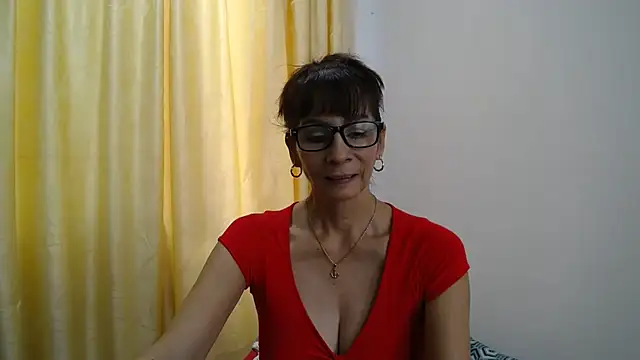 Snapshot of mommysexy16 chatting on 10-27-25, 04:44 mommysexy16 online show from 10-27-25, 04:44