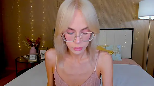 Snapshot of bellatip chatting on 05-29-26, 01:03 bellatip online show from 05-29-26, 01:03