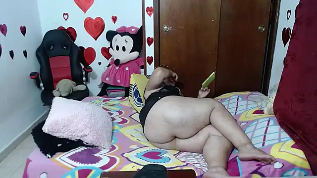 Snapshot of Britney-22 chatting on 02-19-25, 12:57 Britney-22 online show from 02-19-25, 12:57