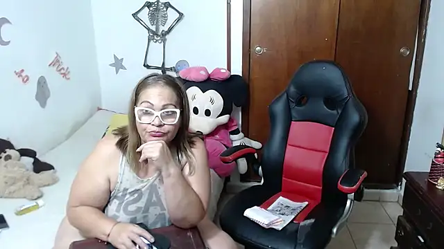 Snapshot of Britney-22 chatting on 10-21-25, 12:00 Britney-22 online show from 10-21-25, 12:00