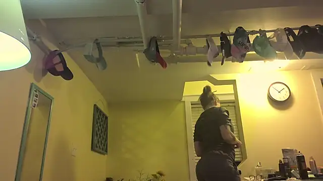 Snapshot of MaddisonX chatting on 12-01-25, 06:51 MaddisonX online show from 12-01-25, 06:51