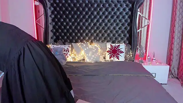 Snapshot of Rebecca_Diamond chatting on 12-23-25, 06:00 Rebecca Diamond online show from 12-23-25, 06:00