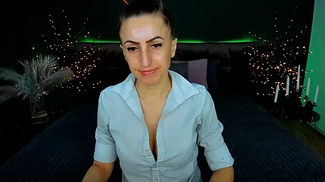 Snapshot of Rebecca_Diamond chatting on 02-02-26, 06:45 Rebecca Diamond online show from 02-02-26, 06:45