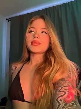 Snapshot of curchez_ chatting on 12-17-24, 10:22 curchez  online show from 12-17-24, 10:22