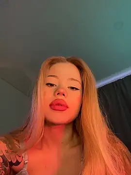 Snapshot of curchez_ chatting on 12-18-24, 10:24 curchez  online show from 12-18-24, 10:24