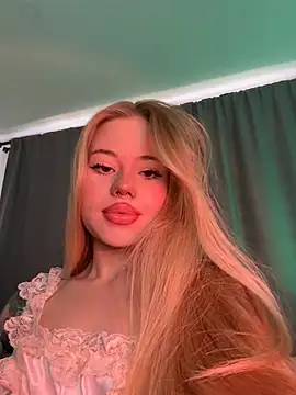 Snapshot of curchez_ chatting on 02-05-25, 08:35 curchez  online show from 02-05-25, 08:35