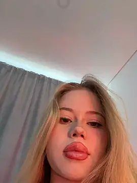 Snapshot of curchez_ chatting on 02-23-25, 07:17 curchez  online show from 02-23-25, 07:17