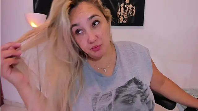 Snapshot of Eva_MilfF chatting on 01-06-25, 01:08 Eva MilfF online show from 01-06-25, 01:08