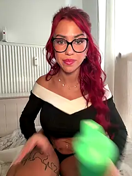 Snapshot of Pia_July_ chatting on 12-16-25, 02:00 Pia July online show from 12-16-25, 02:00