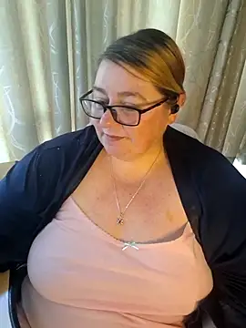 Snapshot of Iceprincess2bad4u chatting on 05-30-26, 06:21 Iceprincess2bad4u online show from 05-30-26, 06:21