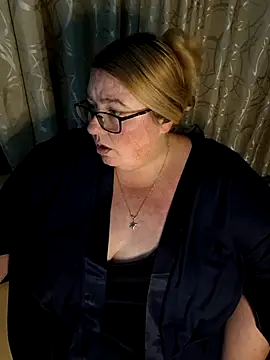 Snapshot of Iceprincess2bad4u chatting on 06-02-26, 06:10 Iceprincess2bad4u online show from 06-02-26, 06:10