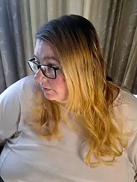 Snapshot of Iceprincess2bad4u chatting on 06-14-26, 05:53 Iceprincess2bad4u online show from 06-14-26, 05:53