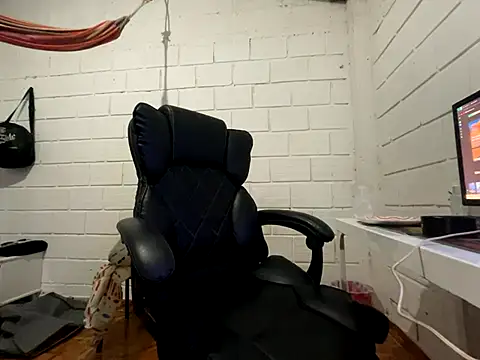 Snapshot of Max_TheHorseDick chatting on 12-16-25, 02:05 Max TheHorseDick online show from 12-16-25, 02:05