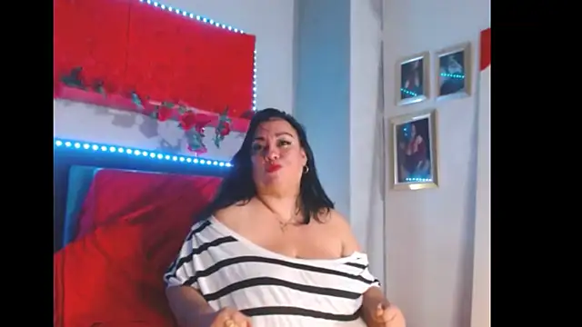 Snapshot of -helen chatting on 12-18-24, 01:15 -helen online show from 12-18-24, 01:15