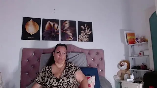 Snapshot of -helen chatting on 09-24-25, 08:12 -helen online show from 09-24-25, 08:12