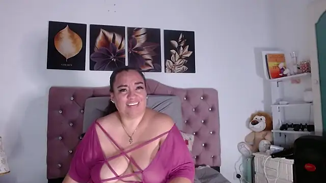 Snapshot of -helen chatting on 10-21-25, 05:30 -helen online show from 10-21-25, 05:30