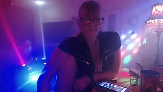 Snapshot of COUPLE4VOYEUR01 chatting on 09-20-25, 07:04 COUPLE4VOYEUR01 online show from 09-20-25, 07:04