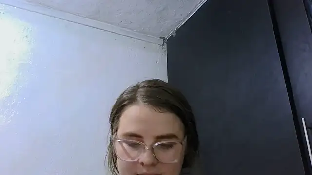Snapshot of HellenMiyer1111 chatting on 05-28-26, 04:48 HellenMiyer1111 online show from 05-28-26, 04:48