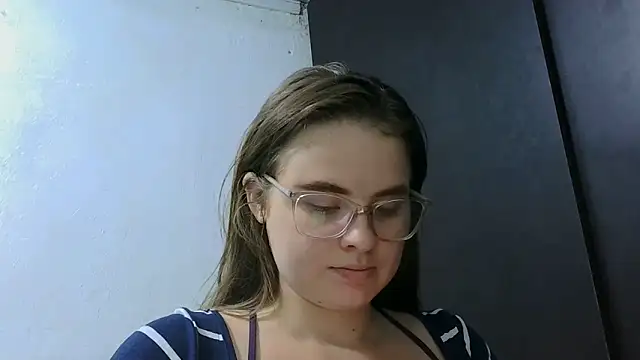 Snapshot of HellenMiyer1111 chatting on 06-10-26, 03:44 HellenMiyer1111 online show from 06-10-26, 03:44