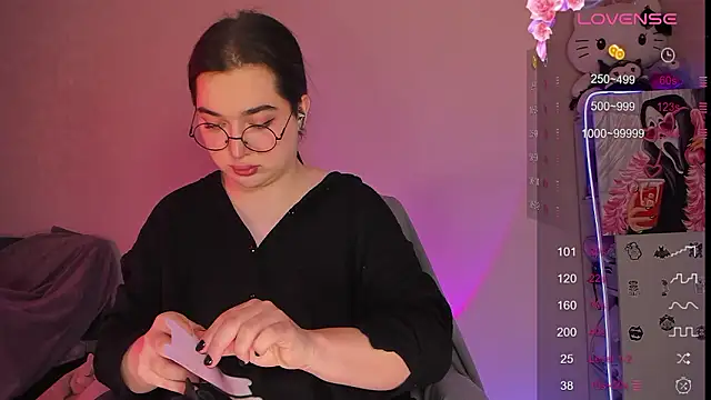 Snapshot of YsabellViveris chatting on 12-05-24, 12:44 YsabellViveris online show from 12-05-24, 12:44