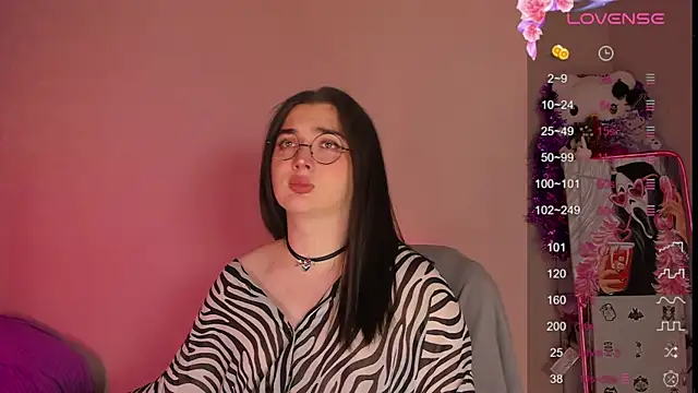 Snapshot of YsabellViveris chatting on 01-08-25, 06:52 YsabellViveris online show from 01-08-25, 06:52