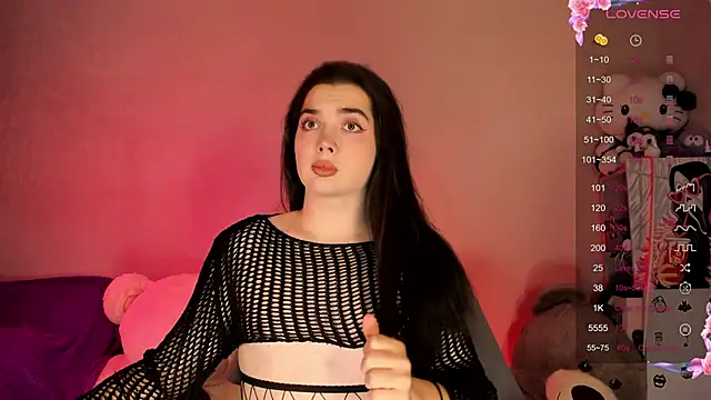 Snapshot of YsabellViveris chatting on 10-10-25, 01:43 YsabellViveris online show from 10-10-25, 01:43