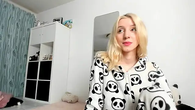 KenzieDawton online show from 10-19-25, 03:18