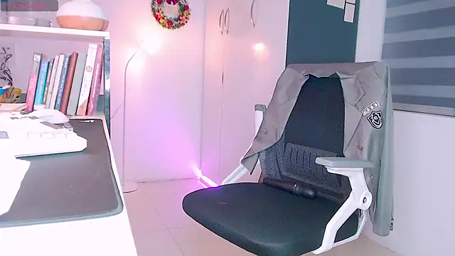 Snapshot of Shyn__ chatting on 01-16-25, 12:20 Shyn online show from 01-16-25, 12:20