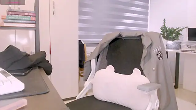 Snapshot of Shyn__ chatting on 09-22-25, 05:20 Shyn online show from 09-22-25, 05:20