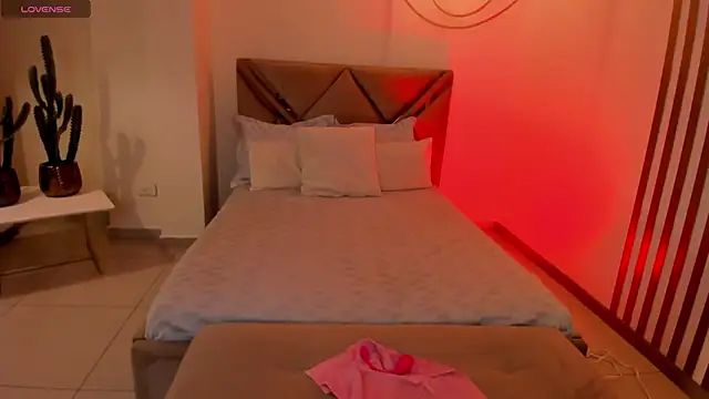 LindseyCox online show from 10-07-25, 04:31