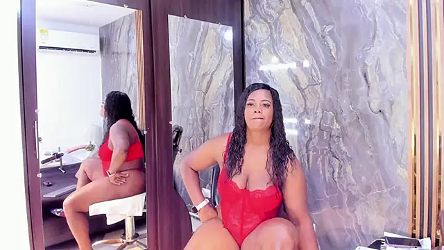 Snapshot of LauraSaenz01 chatting on 11-08-25, 03:39 LauraSaenz01 online show from 11-08-25, 03:39