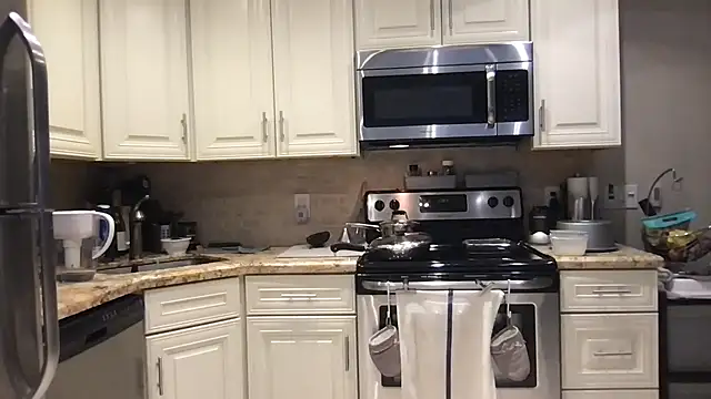 BigGuyMuscle online show from 03-19-25, 04:02