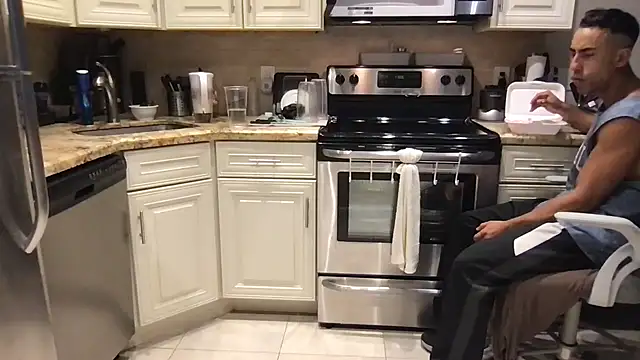 BigGuyMuscle online show from 09-16-25, 04:08