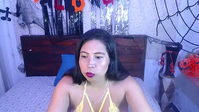 Snapshot of NikkieMilky chatting on 10-15-25, 02:11 NikkieMilky online show from 10-15-25, 02:11